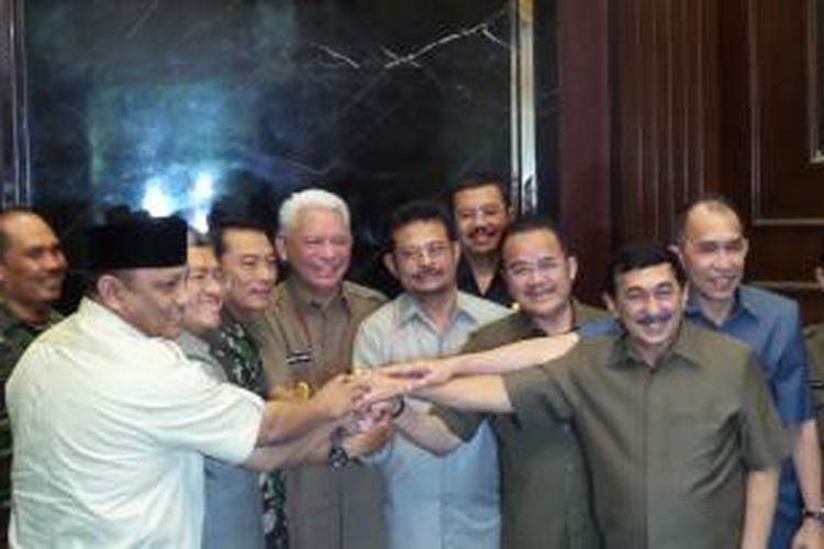 Panglima TNI Jenderal TNI Moeldoko beserta 10 gubernur dan wakil gubernur perwakilan Asosiasi Pemerintah Provinsi Seluruh Indonesia (APPSI) di kantornya, Jakarta, Senin (21/7/2014).