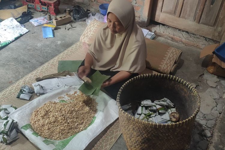 Perajin tempe di Bukit Menoreh, Jemirah (49) asal Pedukuhan Gunung Pentul, Kalurahan Karangsari, Kapanewon Pengasih, Kabupaten Kulon Progo, Daerah Istimewa Yogyakarta. Jemirah mengakui sulitnya usaha tempe bungkus di tengah himpitan harga kedelai yang terus naik