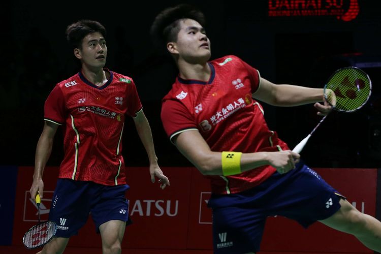 Ganda putra China, Liang Wei Keng/Wang Chang bertanding melawan ganda putra Indonesia, Marcus Fernaldi Gideon/Kevin Sanjaya Sukamuljo pada laga semifinal Indonesia Masters 2022, Sabtu (11/6/2022). Liang Wei Keng/Wang Chang melaju ke final setelah menang dengan skor 21-17, 21-10. Terkini, Liang Wei Keng/Wang Chang juara Malaysia Open 2024, Minggu (14/1/2024). 