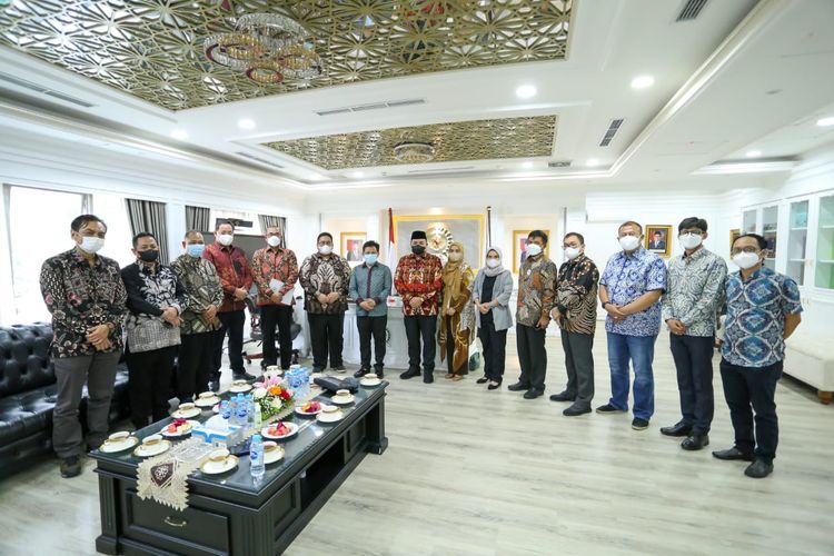 Anggota Komisi Pemilihan Umum (KPU) dan Badan Pengawas Pemilu (Bawaslu) terpilih periode 2022-2027 bertemu dengan pimpinan DPR di Senayan, Jakarta, Kamis (10/3/2022).