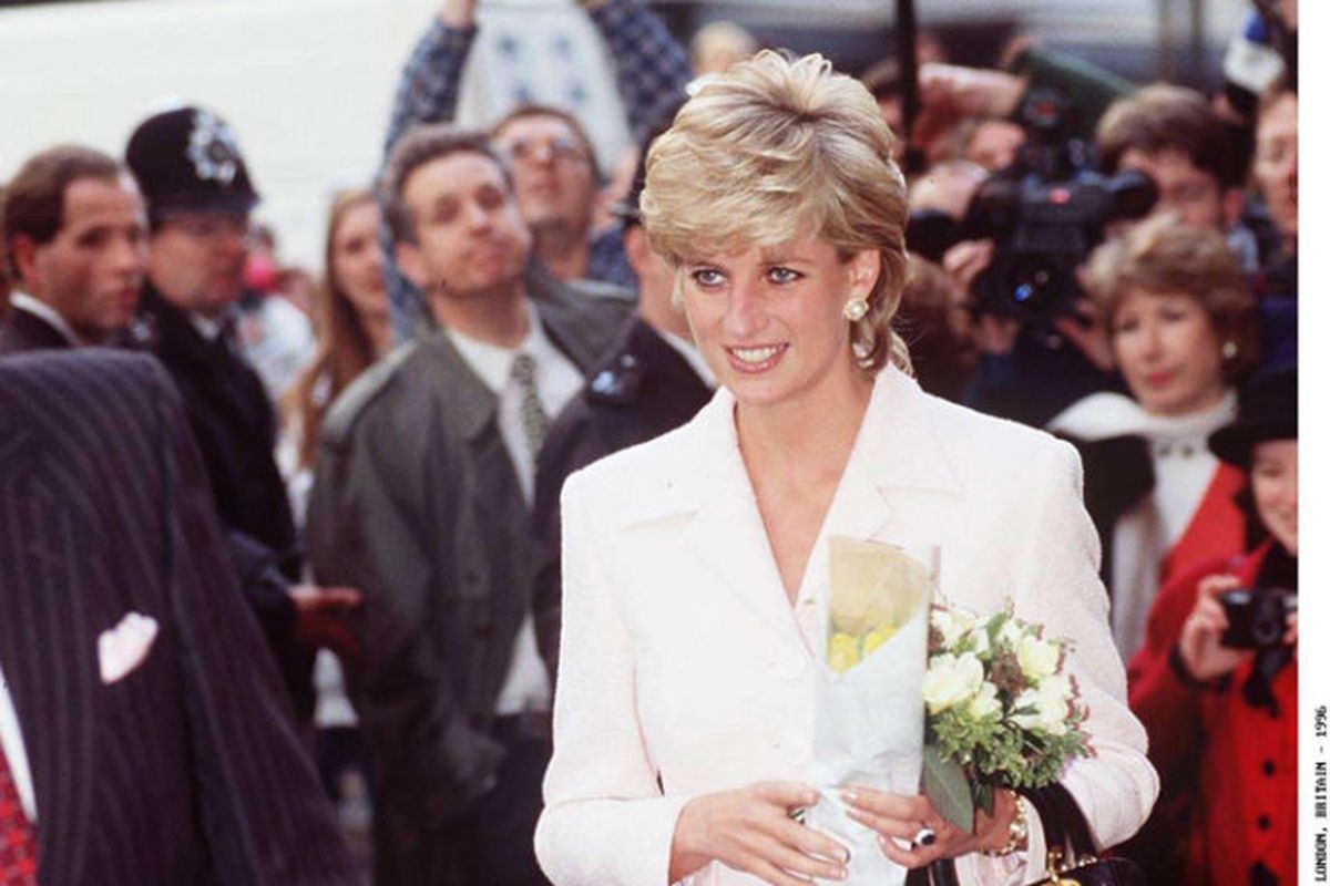 Putri Diana menenteng tas Lady Dior