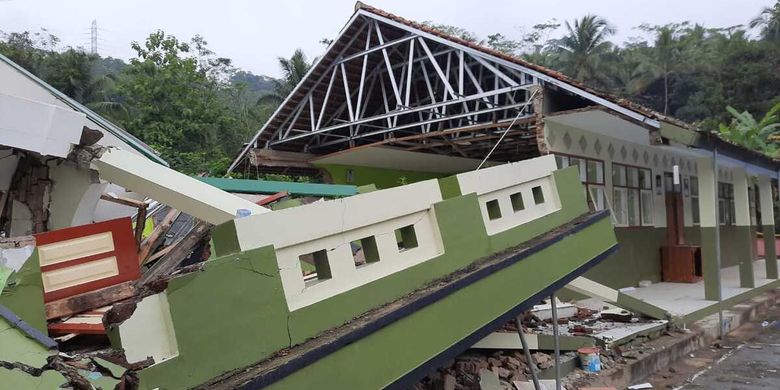 Foto-foto bangunan SD rusak akibat pergeseran tanah akibat cuaca buruk di Kampung Babakaran Jeruk di Kecamatan Cibalong, Kabupaten Tasikmalaya, Rabu (10/2/2021).