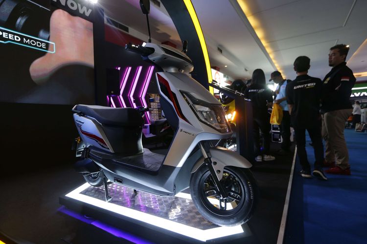 United MX-1200 dipamerkan di Indonesia International Motor Show (IIMS) 2023 di JIExpo, Kemayoran, Jakarta Pusat, Minggu (19/2/2023). United MX-1200 ditenagai motor listrik 72V dengan top power 2200W, dengan baterai jenis Graphene berkapasitas 72V21,8 Ah.