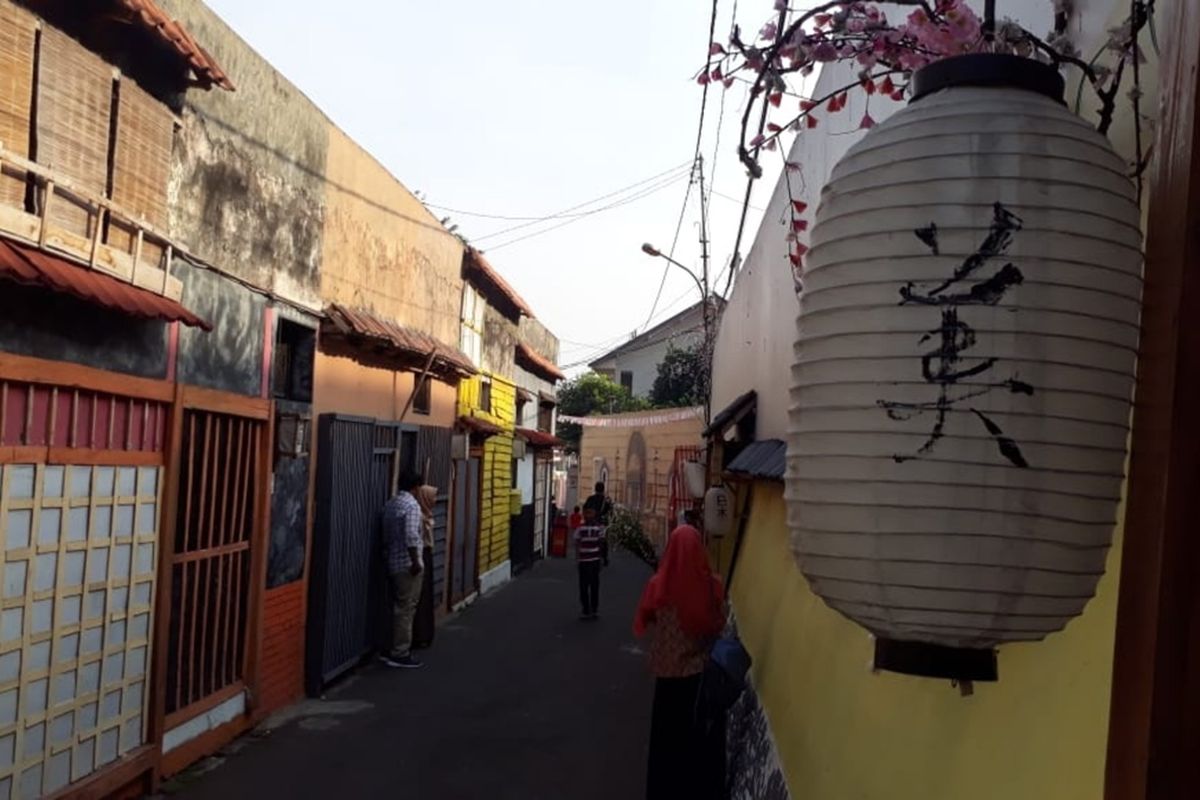 Wisatawan saat mendatangi dan berfoto di kampung tematik ala Jepang di Gang Kepatihan, Jalan Veteran, Kelurahan Kebon Kelapa, Kecamatan Bogor Tengah, Kota Bogor, Minggu (15/9/2019).