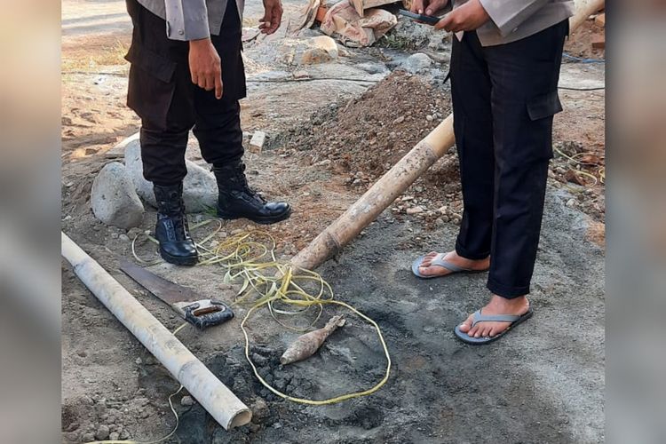 Mortir yang ditemukan di kawasan pemukiman penduduk di Kelurahan Berua, Kecamatan Biringkanaya, Kota Makassar, Sulsel, Jumat (26/4/2024).