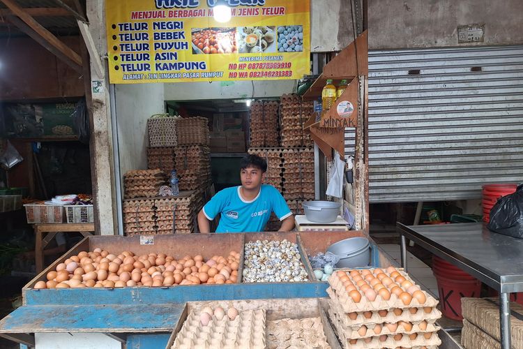 Harganya terus naik, pedagang telur di Pasar Rumput, Jakarta Selatan justru keluhkan omzet menurun, Minggu (3/3/2024)