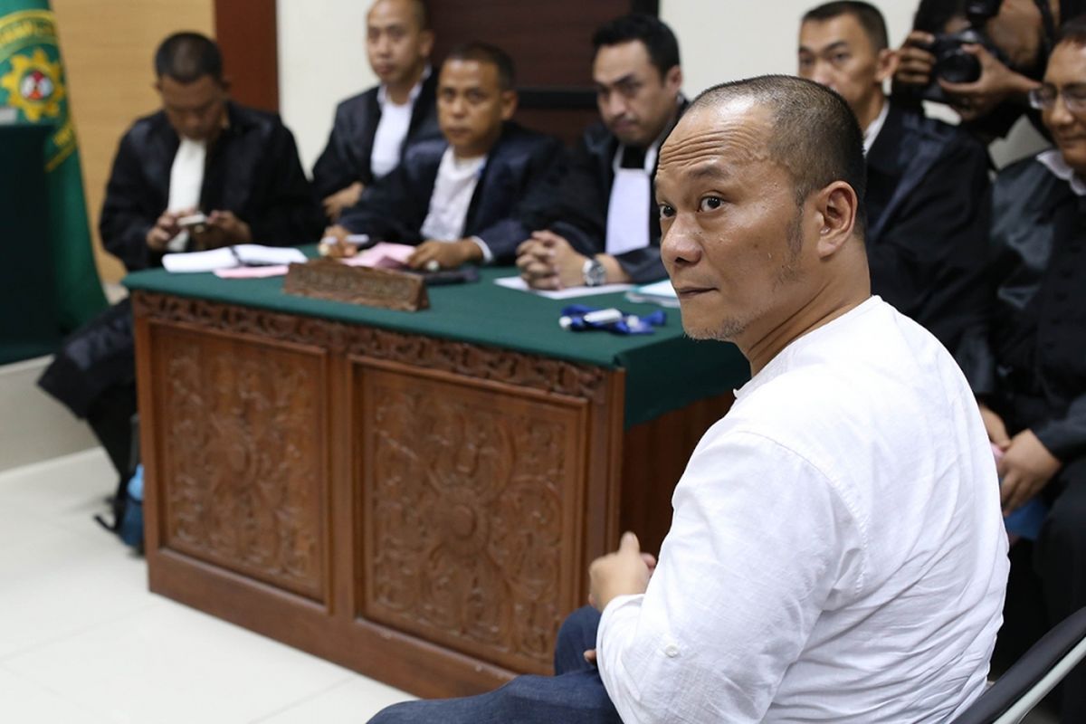 Penyanyi rap Iwa K saat menjalani sidang perdana dalam kasus penyalahgunaan narkoba di Pengadilan Negeri Tangerang, Banten, Rabu (6/9/2017). Iwa K ditangkap di Terminal 1A Bandara Soekarno-Hatta pada Sabtu, 29 April lalu, diduga membawa ganja dalam tiga linting rokok.