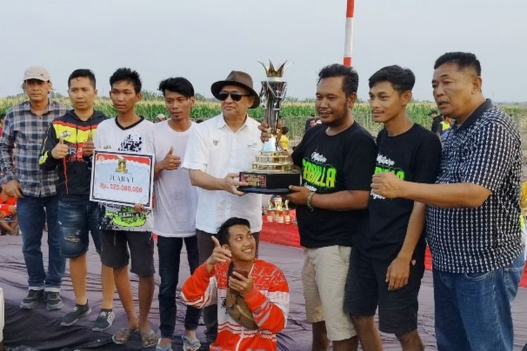 Menteri Koperasi UKM Teten Masduki menyerahkan hadiah kepada juara pertama lomba akbar merpati kolong, Padel Presiden Cup 2023 di Desa Getaskerep, Kabupaten Tegal, Jawa Tengah, Minggu (17/9/2023). 