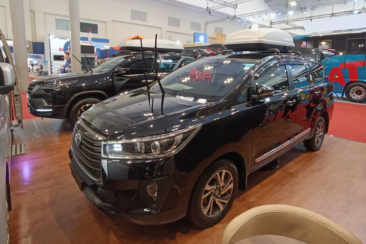 Toyota Innova garapan Baze dengan interior super mewah