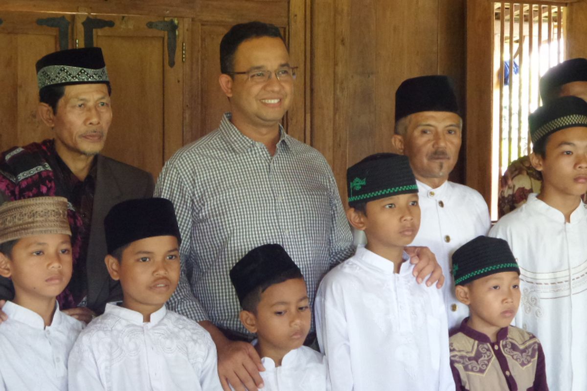 Calon gubernur DKI Jakarta Anies Baswedan saat menerima tamu di rumahnya, Jalan Lebak Bulus Dalam, Jakarta Selatan, Jumat (28/4/2017).