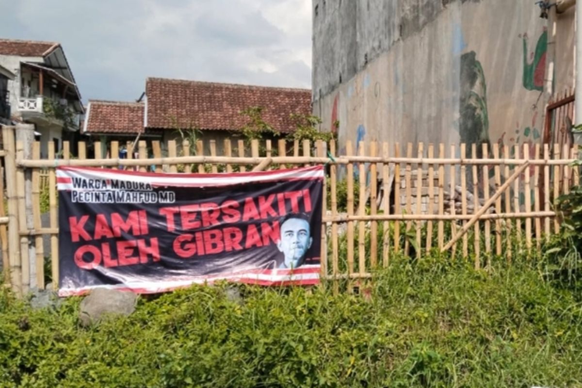 Salah satu spanduk yang memuat kecaman dan penolakan cawapres 02 Gibran Rakabuming Raka berada di Kota Batu. 