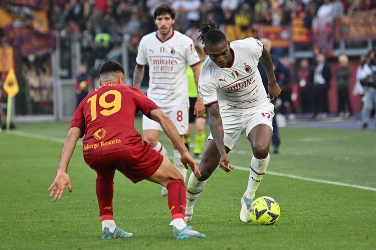 Bek AS Roma Zeki Celik (kiri) berebut bola dengan penyerang AC Milan Rafael Leao selama pertandingan Serie A Liga Italia antara AS Roma vs Milan di Stadion Olimpico Roma pada 29 April 2023.