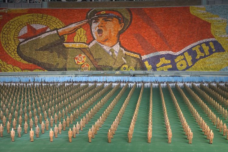 Penampilan pasukan Korea Utara selama festival Arirang di stadion May Day di Pyongyang pada 06 Oktober 2005.