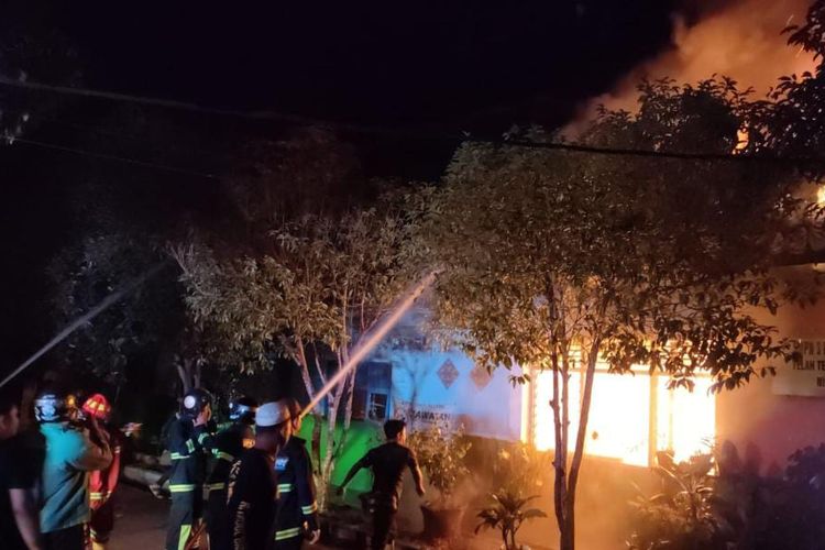 Petugas pemadam kebakaran berusaha memadamkan api yang membakar SMPN 3 Cempaka, Banjarbaru, Kalsel, yang dilalap api pada, Kamis (16/6/2022) malam. 
