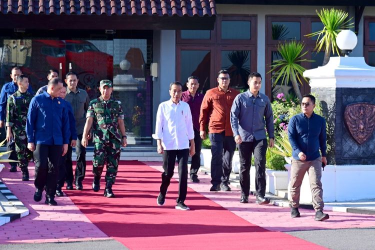 Presiden Joko Widodo saat akan berangkat dari Pangkalan TNI AU Adi Soemarmo, Kabupaten Boyolali, Provinsi Jawa Tengah untuk melakukan kunjungan kerja (kunker) ke Jawa Timur pada Kamis (14/12/2023).