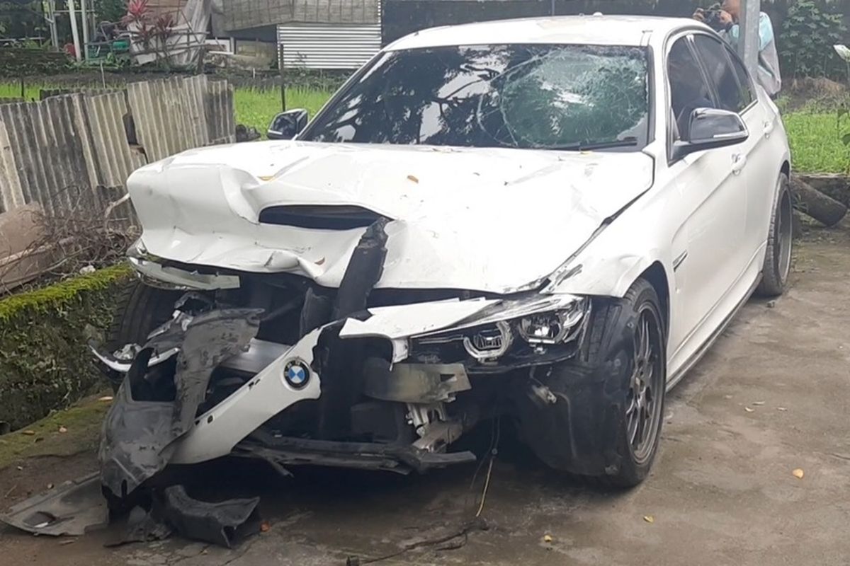 Kasus pengemudi BMW tabrak mahasiswa UGM: Kerusakan bagian depan mobil BMW yang tabrak pemotor di Jalan Palagan Tentara Pelajar, Sleman.