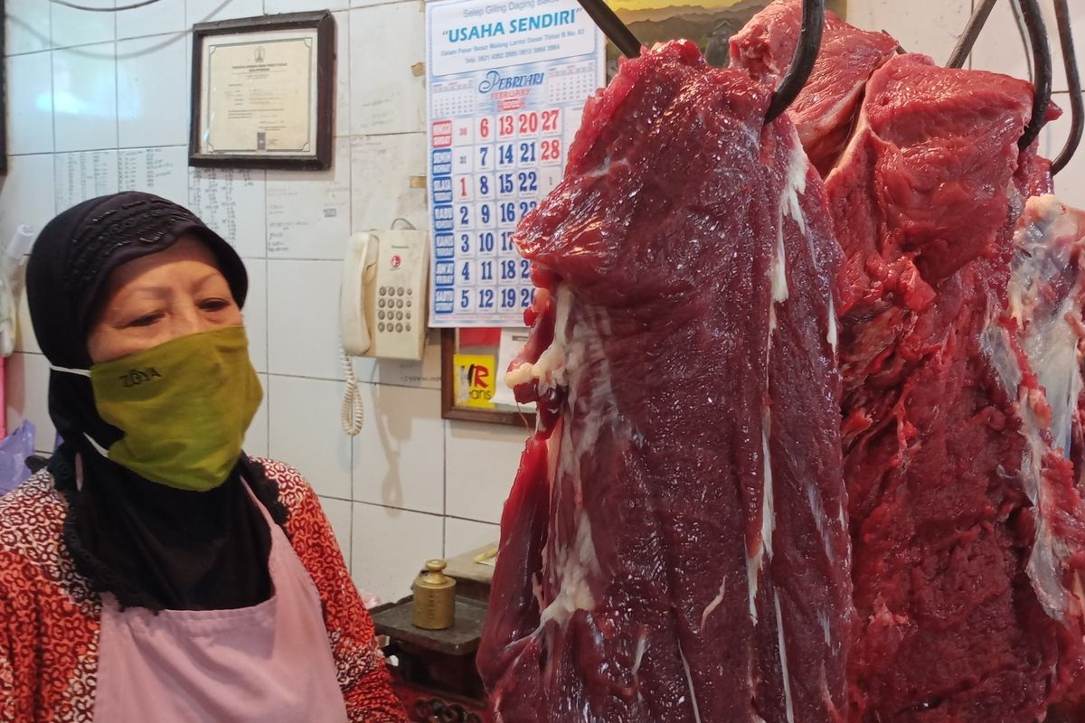 Salah satu pedagang daging sapi H Latifah di Pasar Besar, Kota Malang, Jawa Timur pada Senin (28/2/2022).