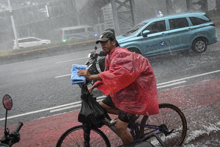 Jabar Masih Diguyur Hujan Jelang Kemarau, BMKG Ungkap Penyebabnya