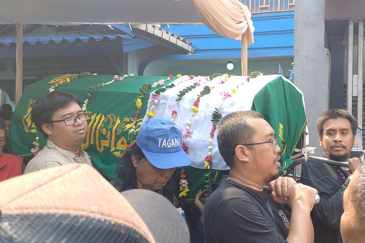 Jenazah aktor Dorman Borisman diberangkatkan dari rumah duka daerah Dukuh, Kramat Jati, Jakarta Timur, Rabu (8/5/2024) menuju Masjid Ar-Raudhan untuk dishalatkan.