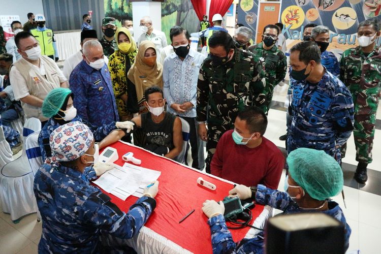 Berau Coal Sinarmas kembali menggelar bakti sosial berupa pembagian 20.420 paket sembako kepada warga terdampak Covid-19 dan mendukung program serbuan vaksin Covid-19 dari Tentara Nasional Indonesia (TNI) Angkatan Udara (AU) di Bandara Kalimarau, Berau, Kalimantan Timur (Kaltim) pada Sabtu (11/9/2021).