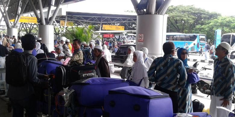 Ilustrasi umrah: Rombongan umrah di Terminal 3 Bandara Soekarno-Hatta, Jumat (20/2/2015).