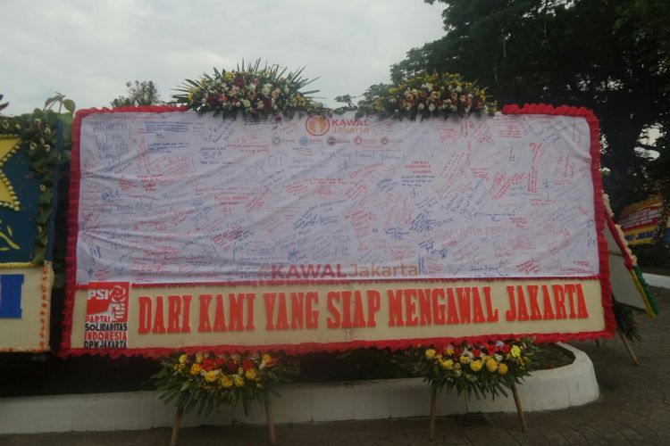 Karangan bunga untuk Anies Baswedan-Sandiaga Uno dari Partai Solidaritas Indonesia di Balai Kota DKI, Rabu (18/10/2017). 