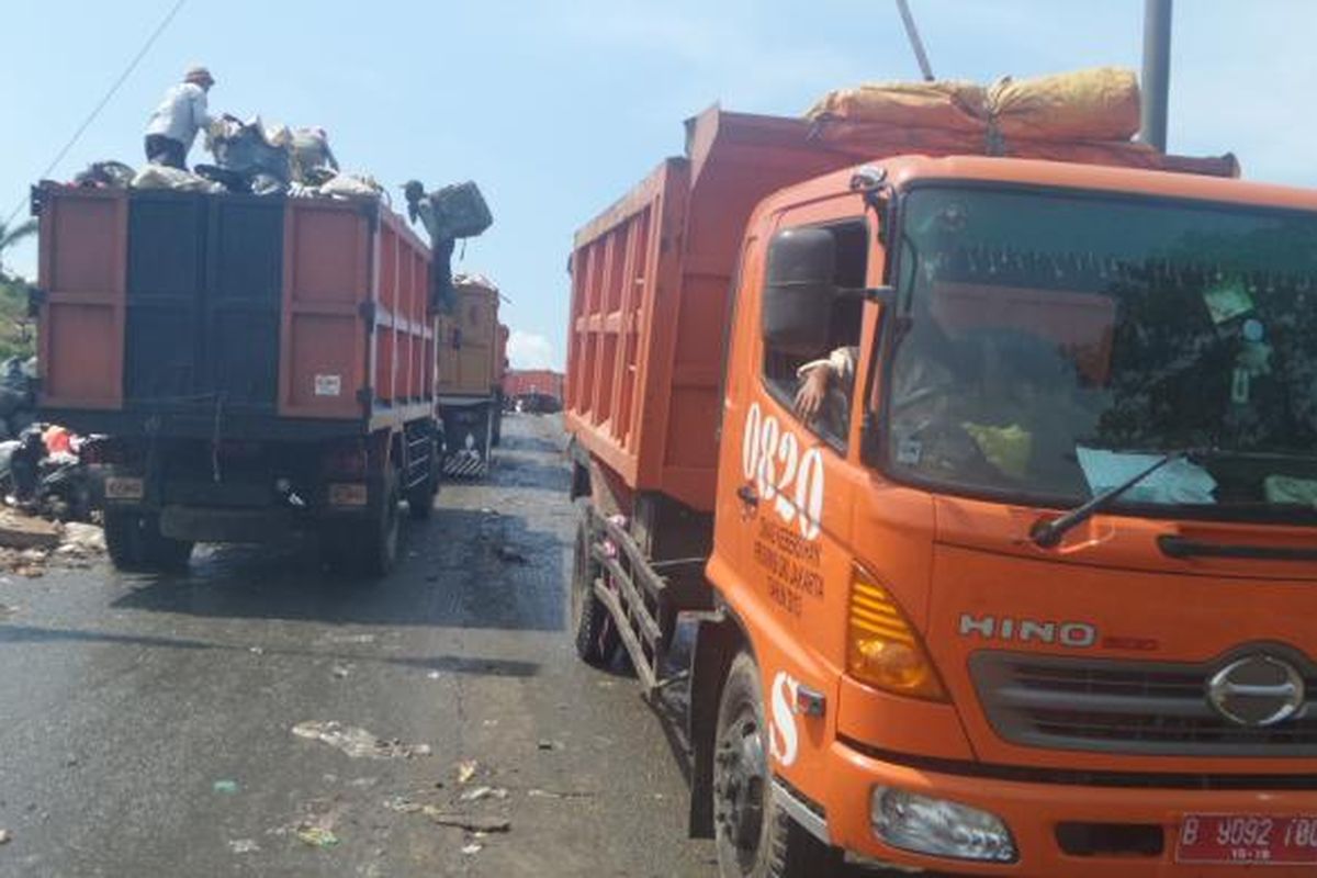 Truk sampah milik Dinas Kebersihan DKI beroperasi di TPST  Bantargebang, Bekasi