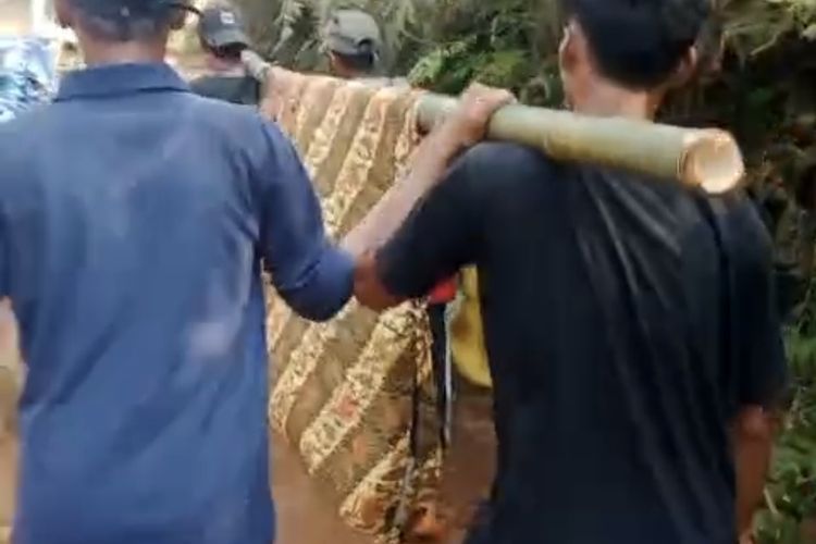 Jasad Juleha di Bengkulu Ditandu Warga Bergantian Sepanjang 10 Kilometer akibat Jalan Rusak