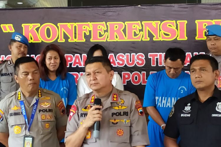 Kapolda Jawa Tengah Irjen Pol Rycko Amelda Daniel didampingi Kabid Humas Polda Jateng Kombes Pol Iskandar Sutisna menggelar konferensi pers di Polda Jateng, Rabu (15/01/2020).