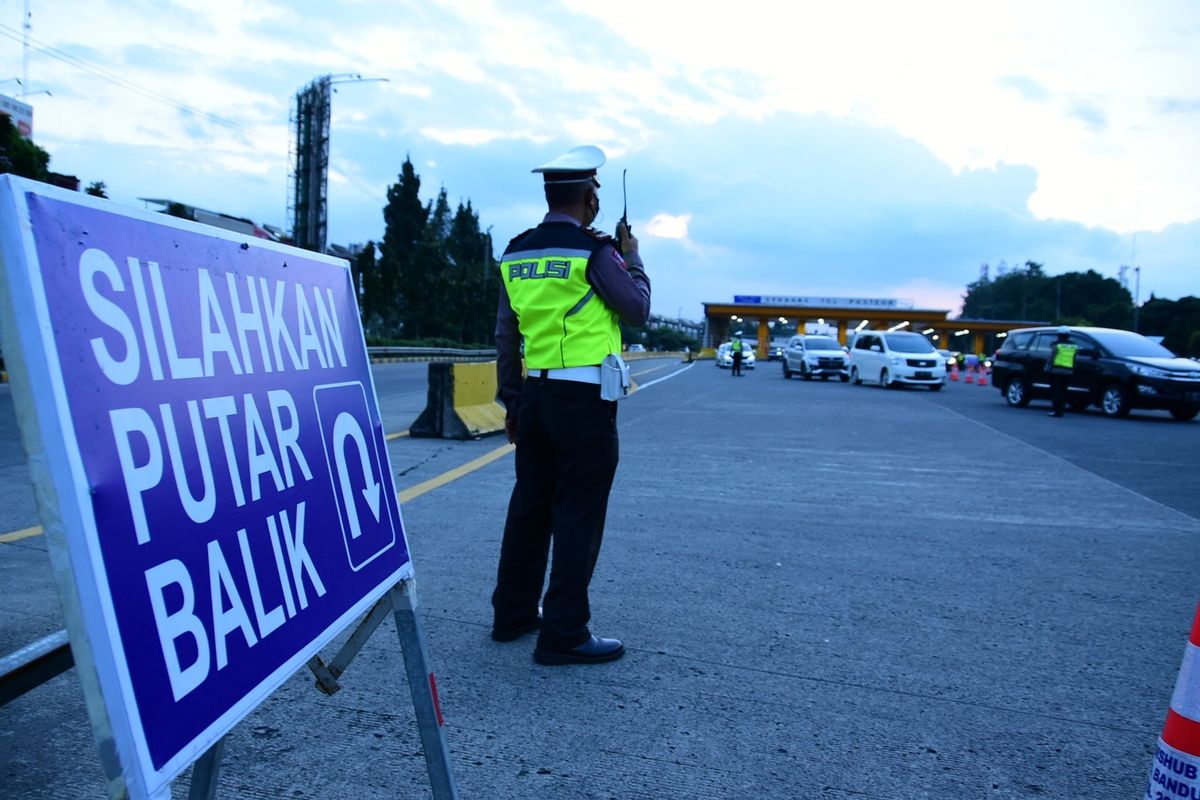 Petugas gabungan menerapkan ganjil genap di depan Gerbang Tol Pasteur Bandung, Jumat (17/9/2021). Sebanyak 640 kendaraan diputarbalikkan lantaran tak sesuai dengan nomor ganjil genap hari ini.