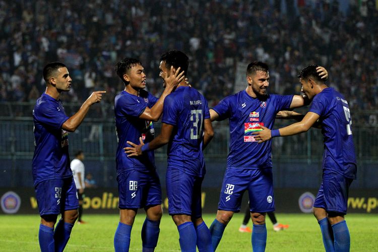 Pemain Arema FC Elias Alderat, Vikrian Akbar, M Rafli, Jonathan Bauman dan Dave Mustaine (kiri-Kanan) merayakan gol ketiga ke gawang Persela Lamongan pada babak penyisihan Grup B Piala Gubernur Jatim 2020 yang berakhir dengan skor 3-1 di Stadion Kanjuruhan Malang, Jawa Timur, Kamis (13/02/2020) malam.