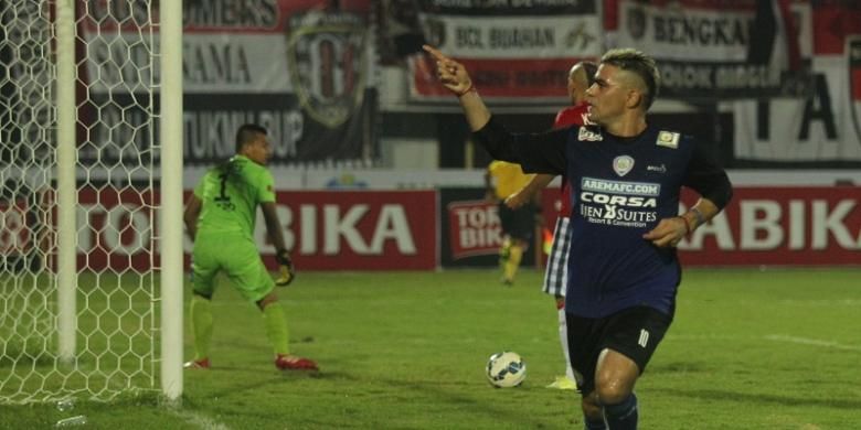 Penyerang Arema Cronus, Cristian Gonzales, melakukan selebrasi usai membobol gawang Bali United, pada laga penyisihan Grup B Piala Bhayangkara 2016 di Stadion Kapten I Wayan Dipta, Gianyar, Bali, Sabtu (19/3/2016).