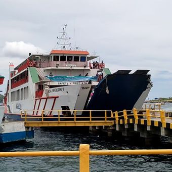 Armada kapal Ro-Ro yang bersandar di pelabuhan Ferry Bastiong, Kota Ternate, Maluku Utara.