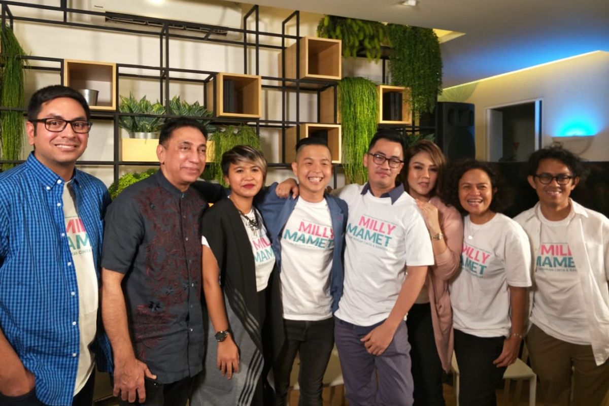 (Kiri ke kanan) Reza Servia, Chand Parwez, Meira Anastasia, Ernest Prakasa, Dennis Adhiswara, Sissy Priscillia, Mira Lesmana, dan Riri Riza hadir dalam jumpa pers peluncuran teaser film Milly & Mamet di Hong Kong Kafe, Menteng, Jakarta Pusat, Kamis (12/7/2018).