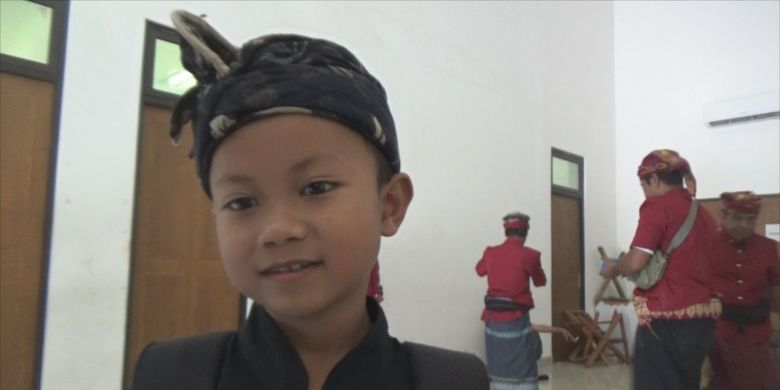 inilah dalang cilik, Rifdhan Zamir Affan (7) yang memisahkan wayang Sasak serat menak, wayang wayang kulit yang dimainkannya dengan cinta membuatnya yakin bisa menjadi dalang hebat setelah dewasa.