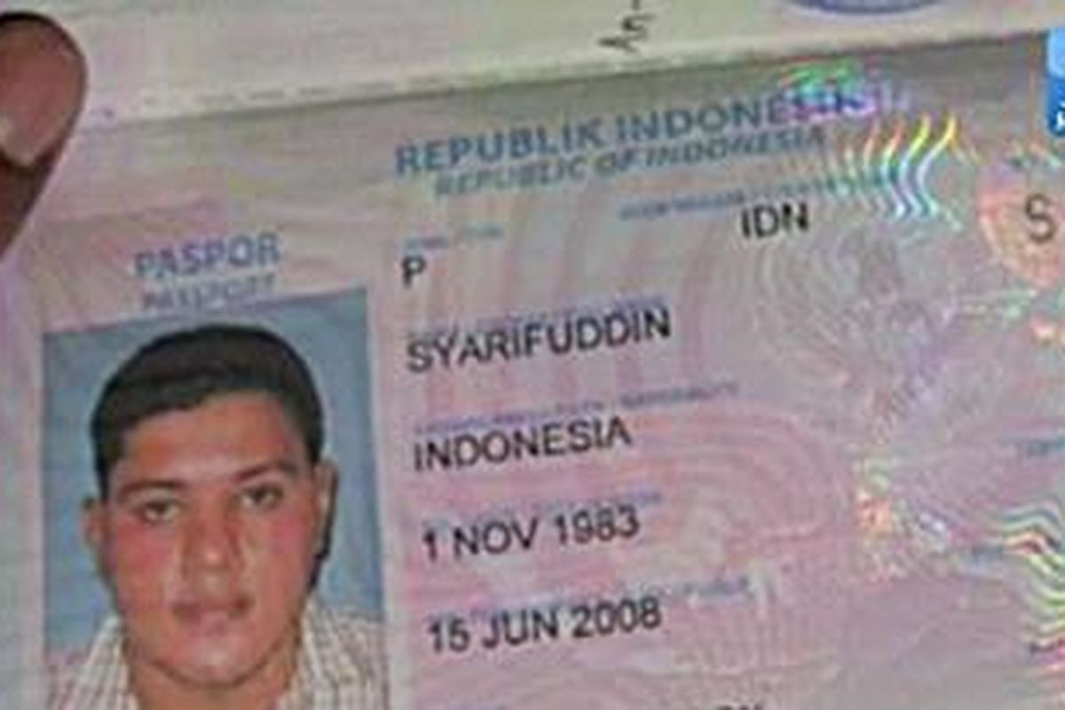 Paspor Syarifuddin yang digunakan Nazaruddin, tersangka dugaan suap wisma atlet SEA Games di Palembang, dalam pelariannya ke sejumlah negara. Nazaruddin ditangkap interpol di Cartagena, Kolombia, Minggu (7/8/2011) malam.