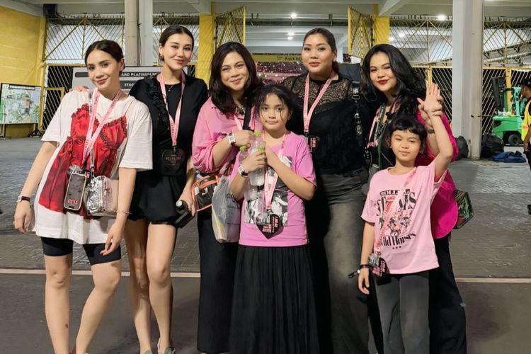 Para seleb tampil stylish saat menonton konser BLACKPINK di Jakarta. Dari nuansa pink?hitam hingga gaya kasual yang chic, semua tampil standout.