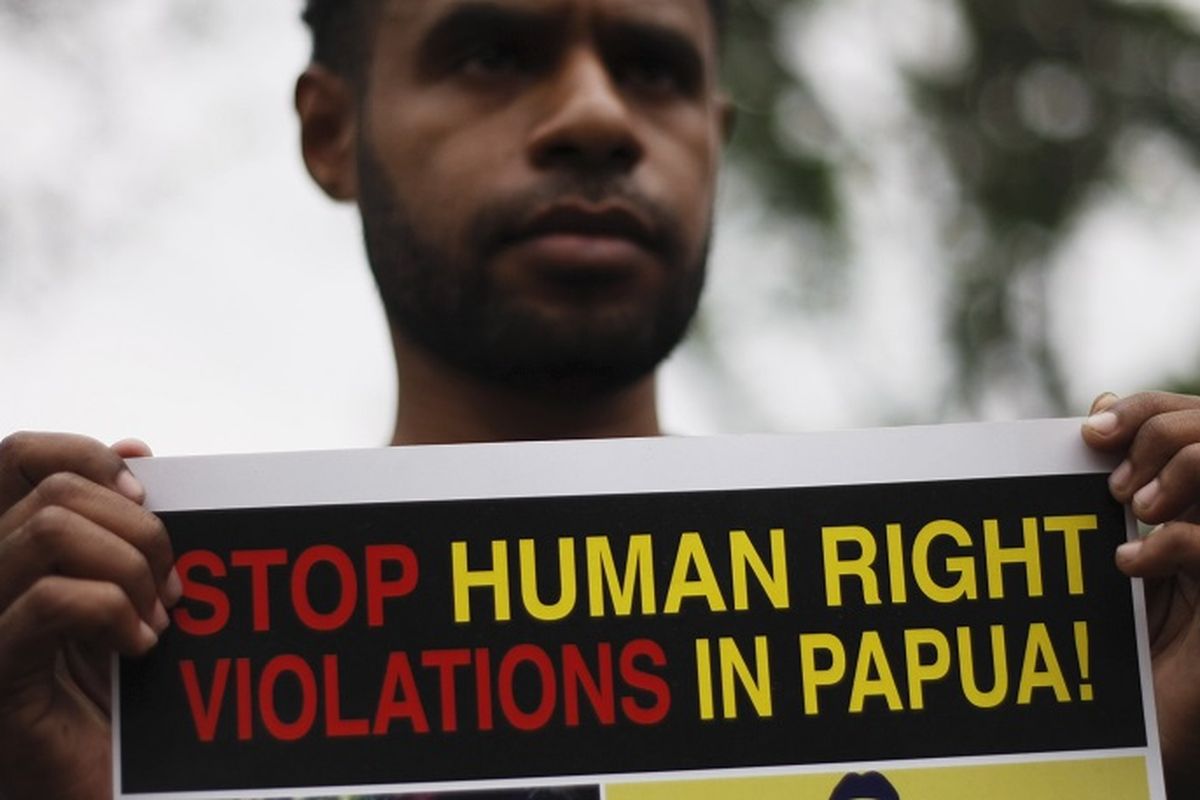 Sejumlah mahasiswa asal Papua yang menamakan diri Nasional Papua Solidaritas menggelar aksi masalah pelanggaran hak asasi manusia di depan Gedung Sate, Bandung, Jawa Barat, Selasa (5/6/2012). Mereka menuntut pemerintah mengusut sejumlah perlakuan tindak kekerasan dan pelanggaran HAM yang mengorbankan warga sipil di Papua serta meminta keadilan bagi tanah Papua.