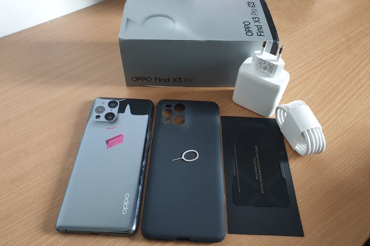 Isi kotak kemasan Oppo Find X3 Pro yang terdiri dari satu unit ponsel, silicon case, kepala charger dengan daya 65 watt, kabel charger dengan konektor USB C, earphone dengan konektor USB C, SIM ejektor, dan kartu garansi.