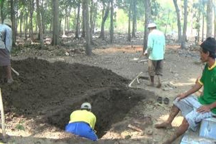 
Warga menggali liang lahat yang rencananya akan digunakan untuk memakamkan Hayriantira di Desa Banjar Lor, Banjarharjo, Brebes, Jawa Tengah.   
