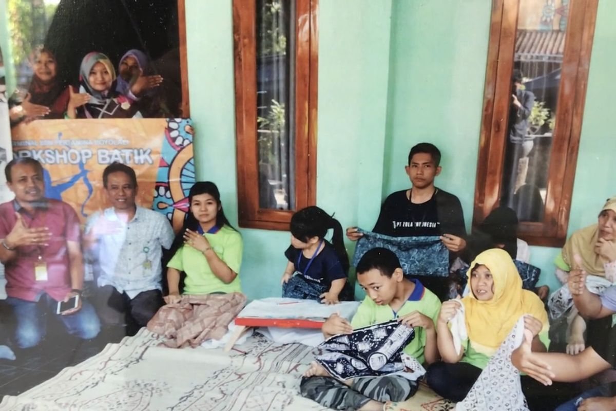 Potret anggota Sanggar Inspirasi Karya Inovasi Difabel (Sriekandi Patra) sedang membatik di workshop di wilayah Dukuh Penjalinan, Desa Tawangsari, Boyolali, Jawa Tengah dalam bingkai foto pada Rabu (26/7/2023). Sriekandi Patra merupakan sanggar binaan PT. Pertamina Terminal BBM Boyolali untuk membuka jalan para difabel untuk berkarya lewat batik. PT. Pertamina Terminal BBM Boyolali menghadirkan program Difablepreneur lewat Sriekandi Patra untuk meningkatkan taraf hidup para penyandang disabilitas di Desa Tawangsari melalui sektor Usaha Mikro Kecil Menengah (UMKM) Batik.
