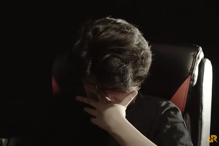 Ilustrasi Vyn dalam video perpisahan RRQ yang sedang menahan tangis.