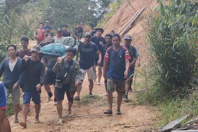 Puluhan warga perbatasan RI Malaysia di dataran tinggi Krayan Nunukan Kaltara menggotong jenazah salah seorang warga Wayagung. Mereka harus menempuh jalanan kerbau sepanjang 20 km di kedalaman hutan untuk menuju Wayagung