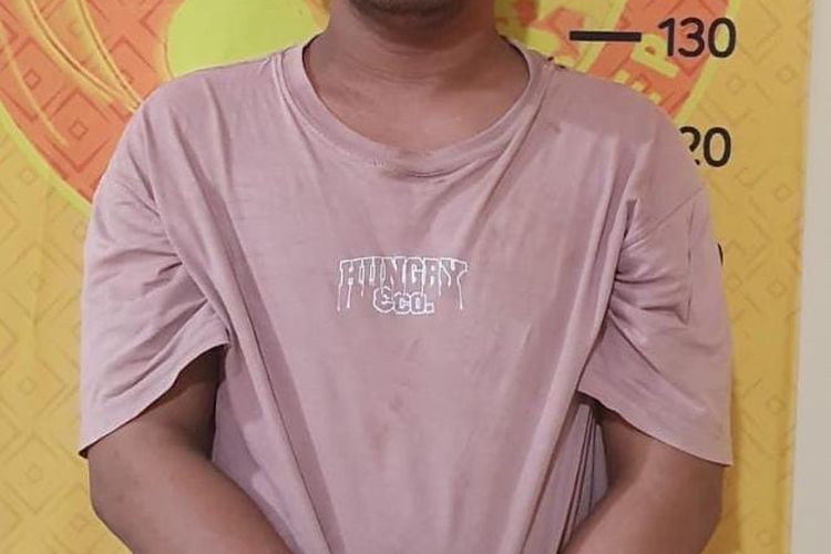 Tersangka inisial R dengan tangan diborgol di Polres Sumenep, Jawa Timur. 