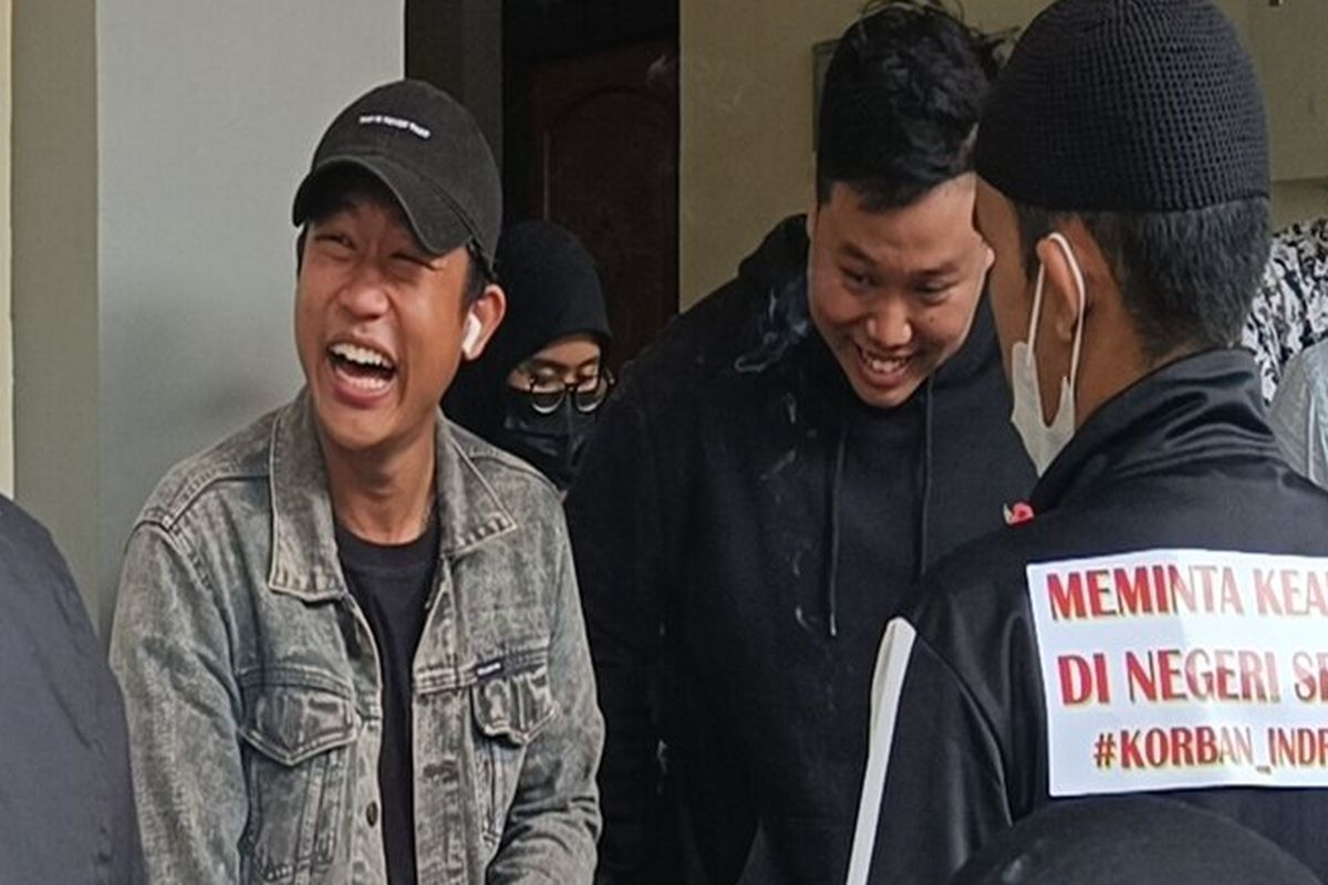 Sempat ribut dengan para korban saat di sidang putusan terdakwa kasus investasi bodong binary option Binomo Indra Kenz dua pekan lalu, YouTuber Paris Fernandes kembali hadiri sidang putusan terdakwa di Pengadilan Negeri Tangerang, Senin (14/11/2022). Paris Fernandes terlihat akrab mengobrol dan tertawa bersama para korban.