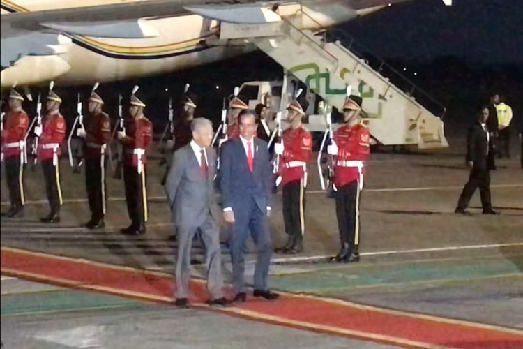 Presiden Joko Widodo saat menjemput Perdana Menteri Malaysia Mahathir Mohammad di Bandar Udara Halim Perdanakusuma Jakarta, Kamis (28/6/2018).