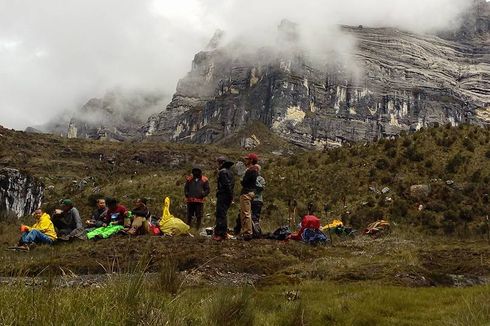 Sejumlah Turis Asing Batal Mendaki Gunung Carstensz, Ada Apa?