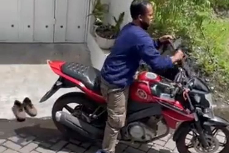 Tangkapan layar video warga net yang memperlihatkan suara dari para wanita yang meneriaki maling kepada terduga pelaku yang berusaha kabur menggunakan sepeda motor vixion berwarna merah. 
