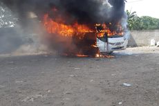 1 Bus Milik Jasa Ekspedisi Terbakar di Cakung Jakarta Timur