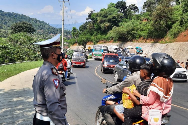 Tanjakan Gentong, Kabupaten Tasikmalaya, Jawa Barat, terus dipadati kendaraan dan mengalami kemacetan sampai 10 kilometer lebih mulai Rajapolah sampai perbatasan Garut-Tasikmalaya di Malangbong, Kamis (5/5/2022) sore.